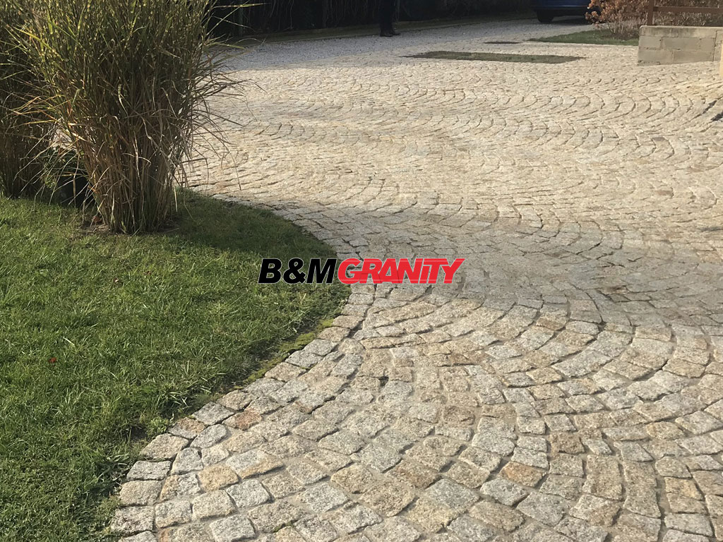 Kostka granitowa, szaro-żółta, łupana
