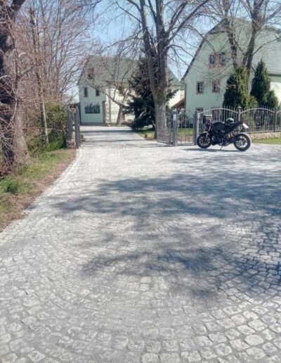 Kostka granitowa, szara, łupana i otaczana