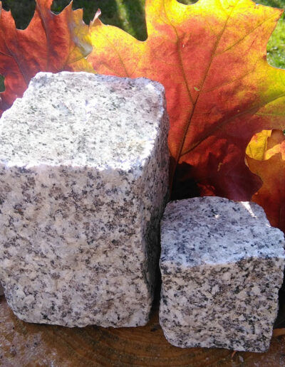 Kostka granitowa, szara, łupana