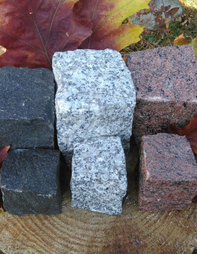 Kostka granitowa łupana, czarna (SZWED), szara (polski granit średnioziarnisty) i czerwona (VANGA)