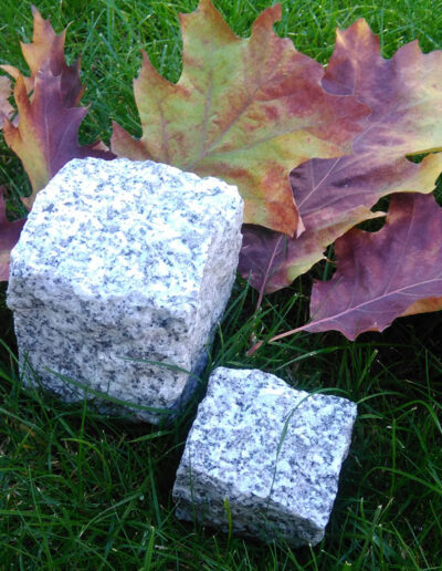 Kostka granitowa, szara, łupana