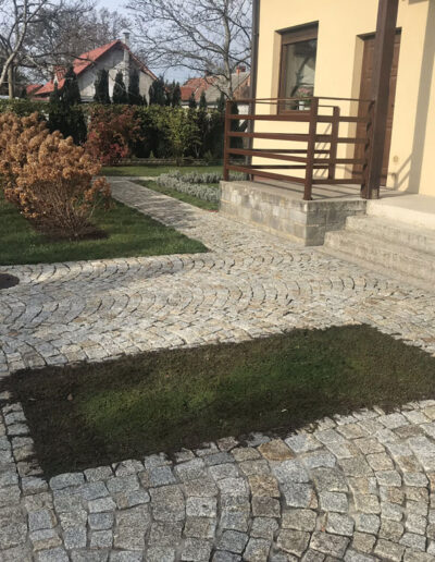 Kostka granitowa, szaro-żółta, łupana