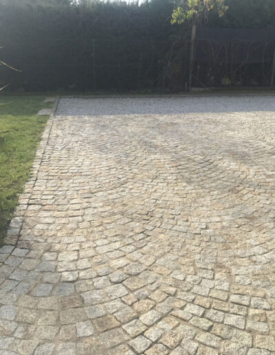 Kostka granitowa, szaro-żółta, łupana