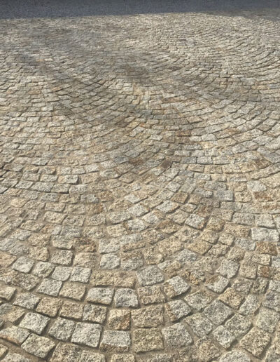 Kostka granitowa, szaro-żółta, łupana