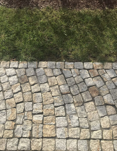 Kostka granitowa, szaro-żółta, łupana