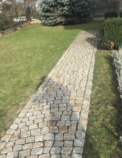 Kostka granitowa, szaro-żółta, łupana