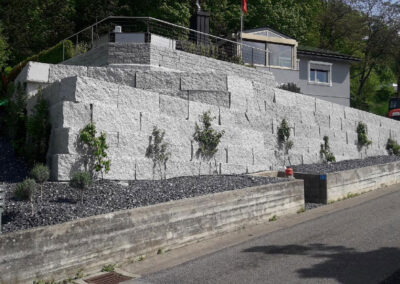 Mur z kamienia granitowego dwustronnie ciętego