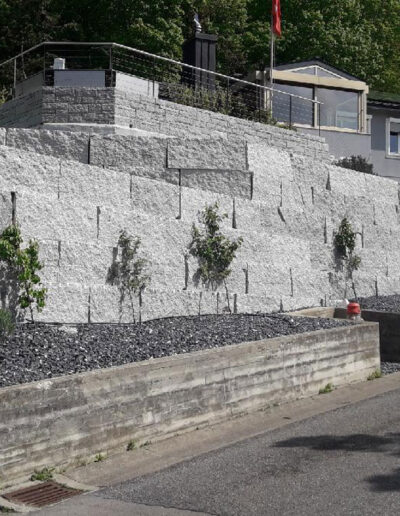 Mur z kamienia granitowego dwustronnie ciętego