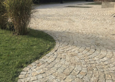 Kostka granitowa, łupana, szaro-żółta (granit średnioziarnisty)