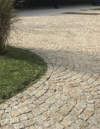 Kostka granitowa, łupana, szaro-żółta (granit średnioziarnisty)