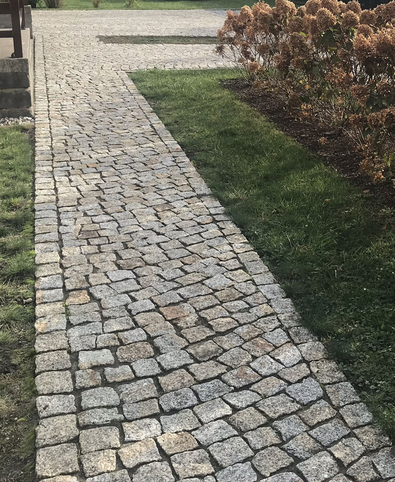 Kostka granitowa łupana, szaro-żółta (polski granit średnioziarnisty)